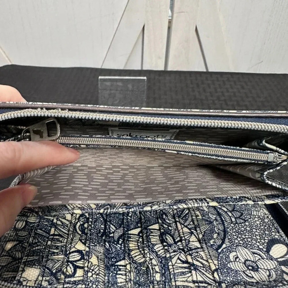 Sakroots Artist Circle Zip Around Wallet in Desert Spirit Blue - Picture 9 of 14